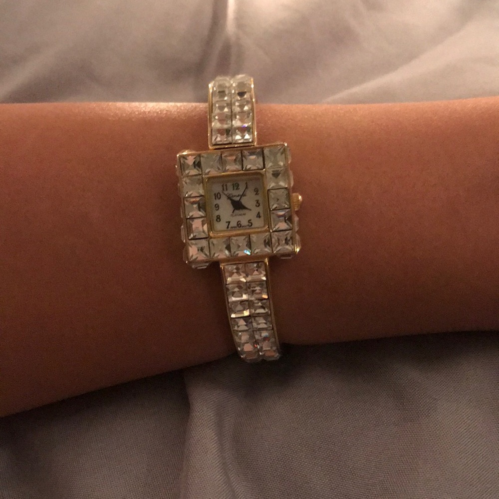 You need some pretty expensive watch 🍃